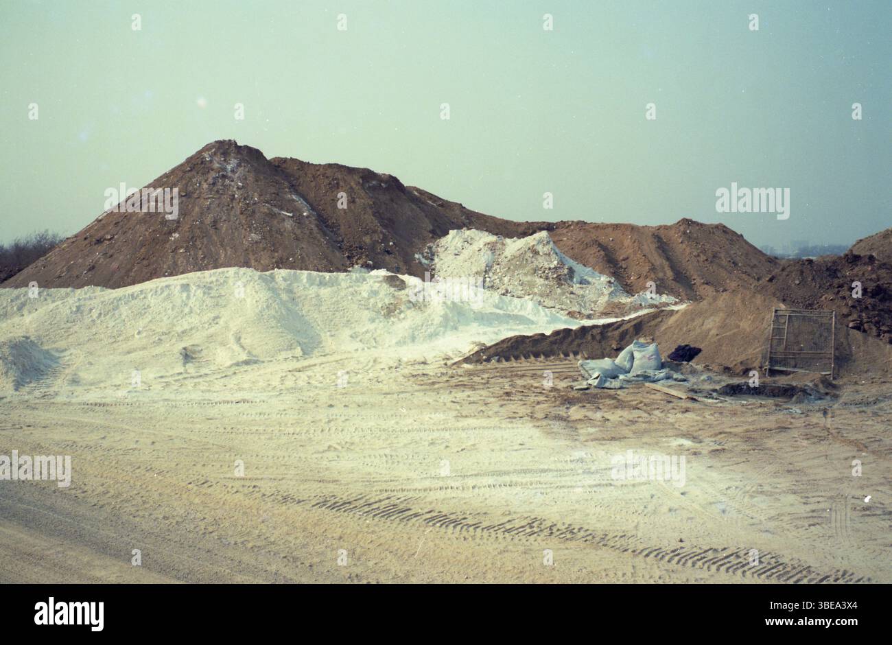 Sito di costruzione suburbano dei primi anni '2010 con pile di sabbia e calce che indicano lo sviluppo immobiliare Foto Stock