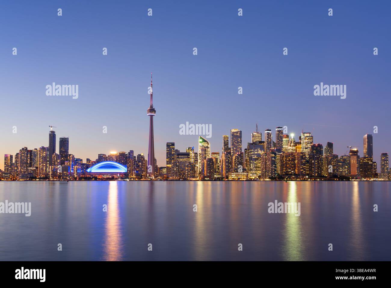 Toronto, Ontario, Canada, paesaggio urbano sul lago Ontario al crepuscolo. Foto Stock