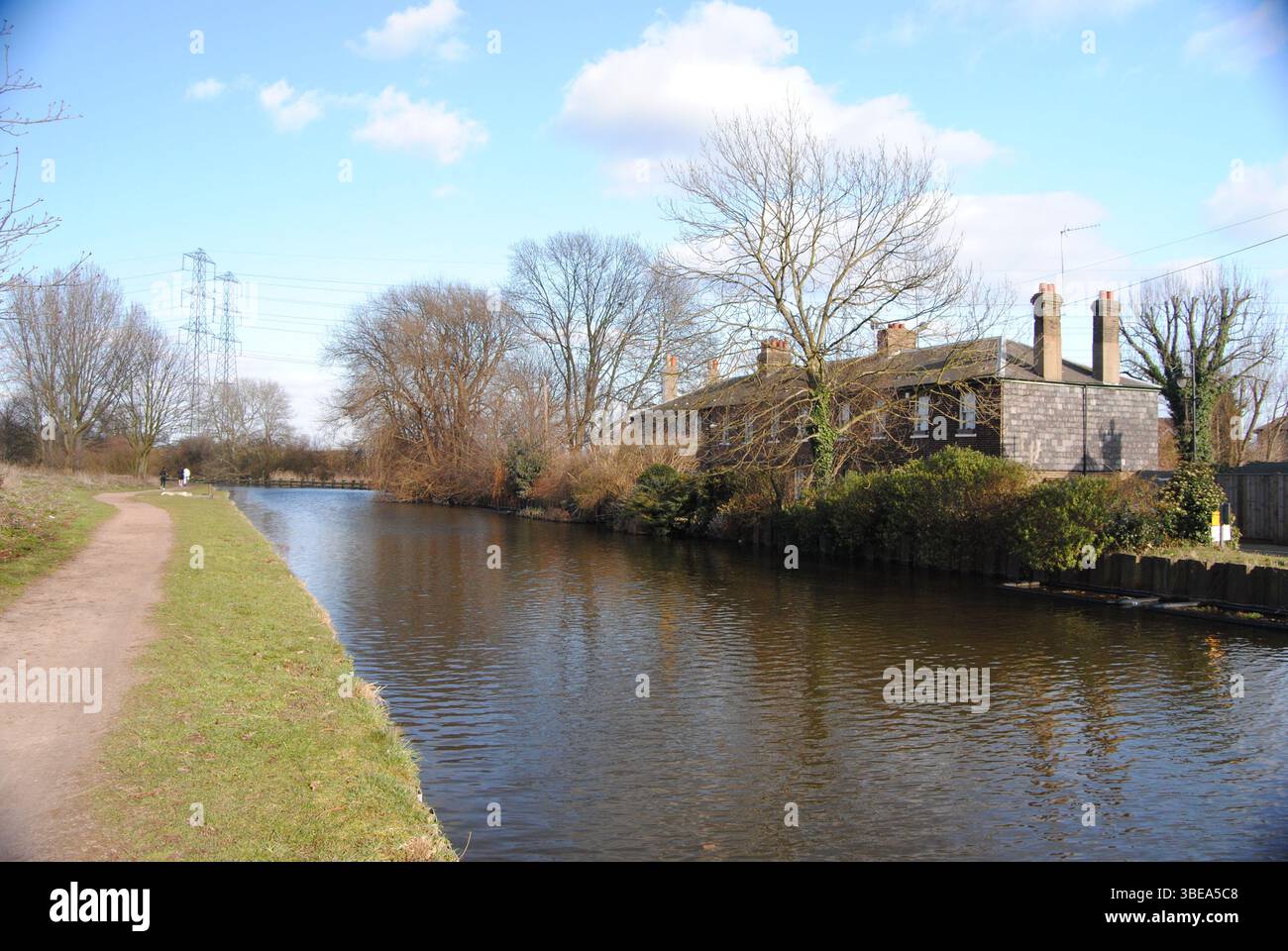 Cottage vittoriani su Government Row vicino al fiume Lea Navigation. Foto Stock