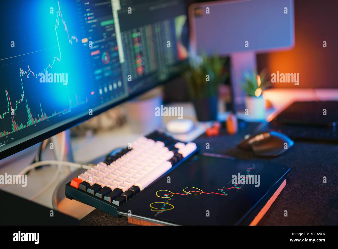 Cryptocurrency Market Analysis schermo tablet monitor moderno per l'home Office con luce al neon mouse tastiera Foto Stock