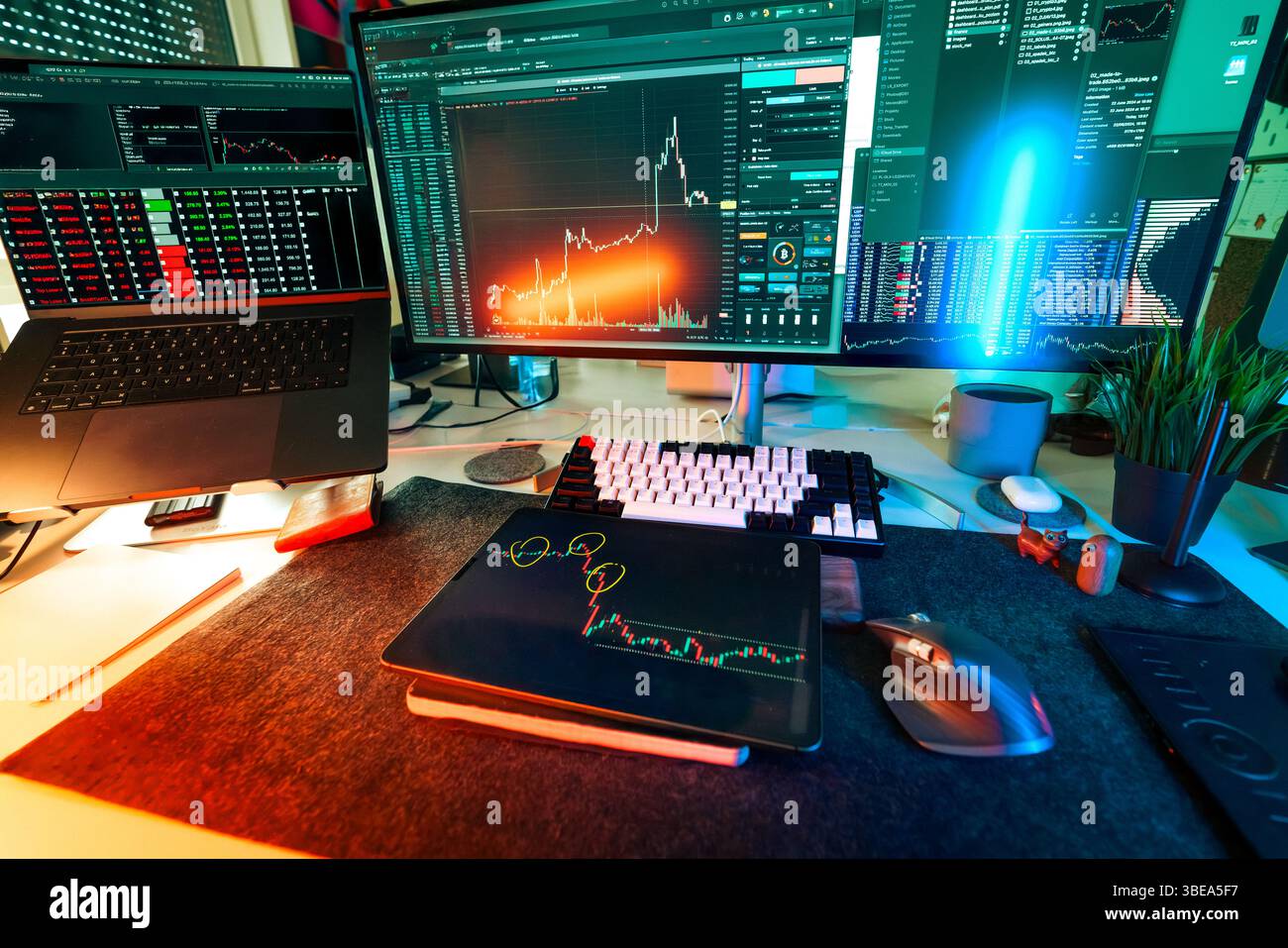 Blockchain analisi di mercato Fintech Workspace home Office interior computer computer laptop tablet Foto Stock