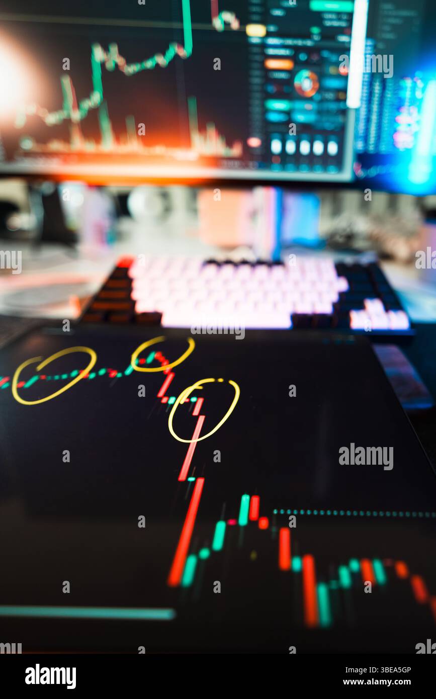 grafico finanziario blockchain computer grafico schermo tablet cripto mercato valuta tecnologia ufficio Foto Stock