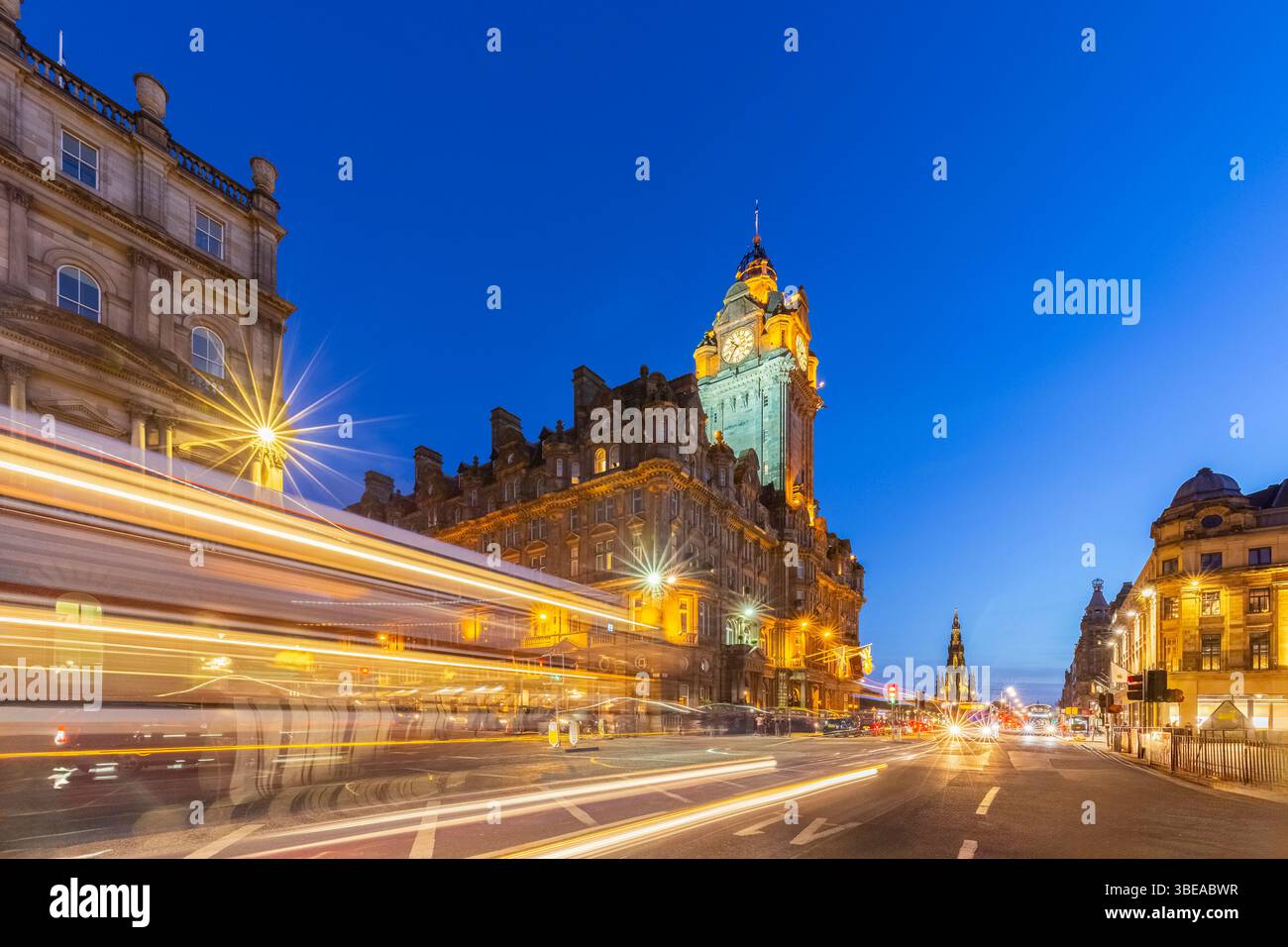 Vista del Balmoral all'ora blu nel centro di Edimburgo. Edimburgo, Scozia, Regno Unito, Europa. Foto Stock