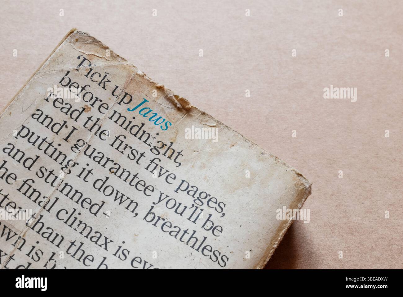 Primo piano di una pagina di un libro con testo sullo squalo, un romanzo dello scrittore americano Peter Benchley. Un frammento di una recensione di Peter Grosvenor. Solo per uso editoriale Foto Stock