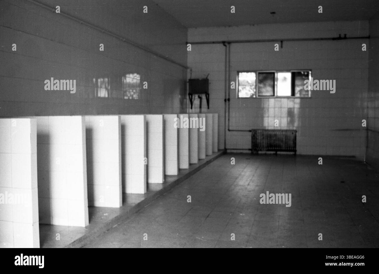 Toilette del luogo di lavoro cinese dei primi anni '2000 con divisori ribassati Foto Stock