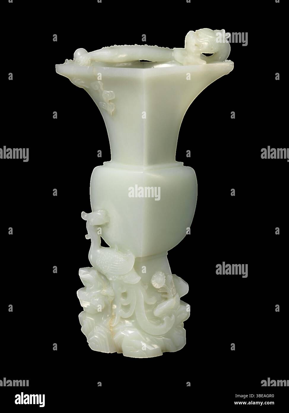 Antico vaso cinese di giada con drago e Fenice - XVIII-XIX secolo Foto Stock