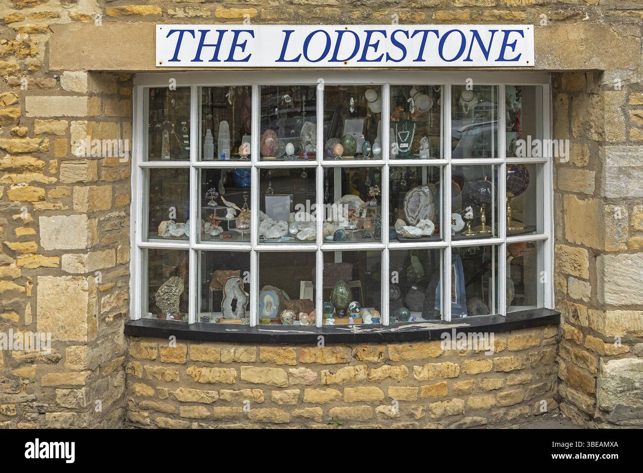 Vetrina, negozio, The Lodestone, Bourton-on-the-Water, The Cotswolds, Gloucestershire, Inghilterra, Gran Bretagna Foto Stock
