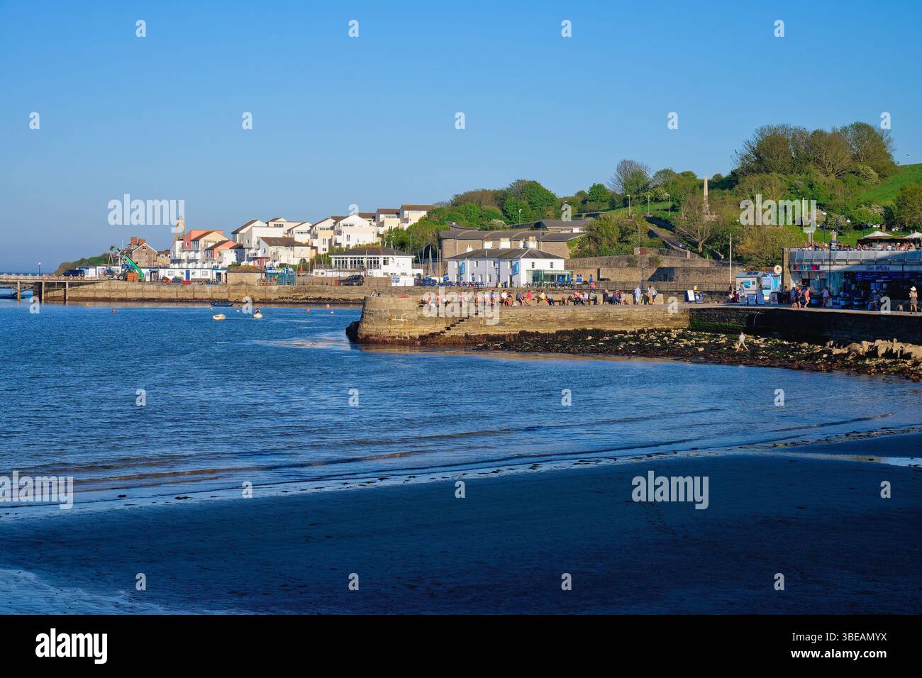 Il lungomare di Swanage in una soleggiata serata estiva, Dorset Inghilterra, Regno Unito Foto Stock