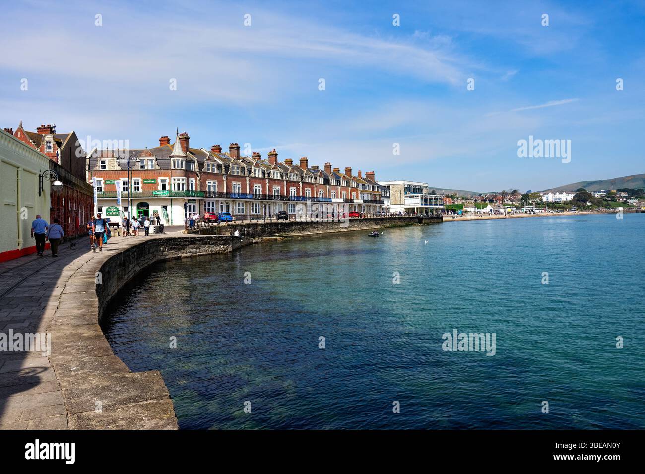 Il lungomare di Swanage in un giorno di sole estati Dorset Inghilterra Regno Unito Foto Stock
