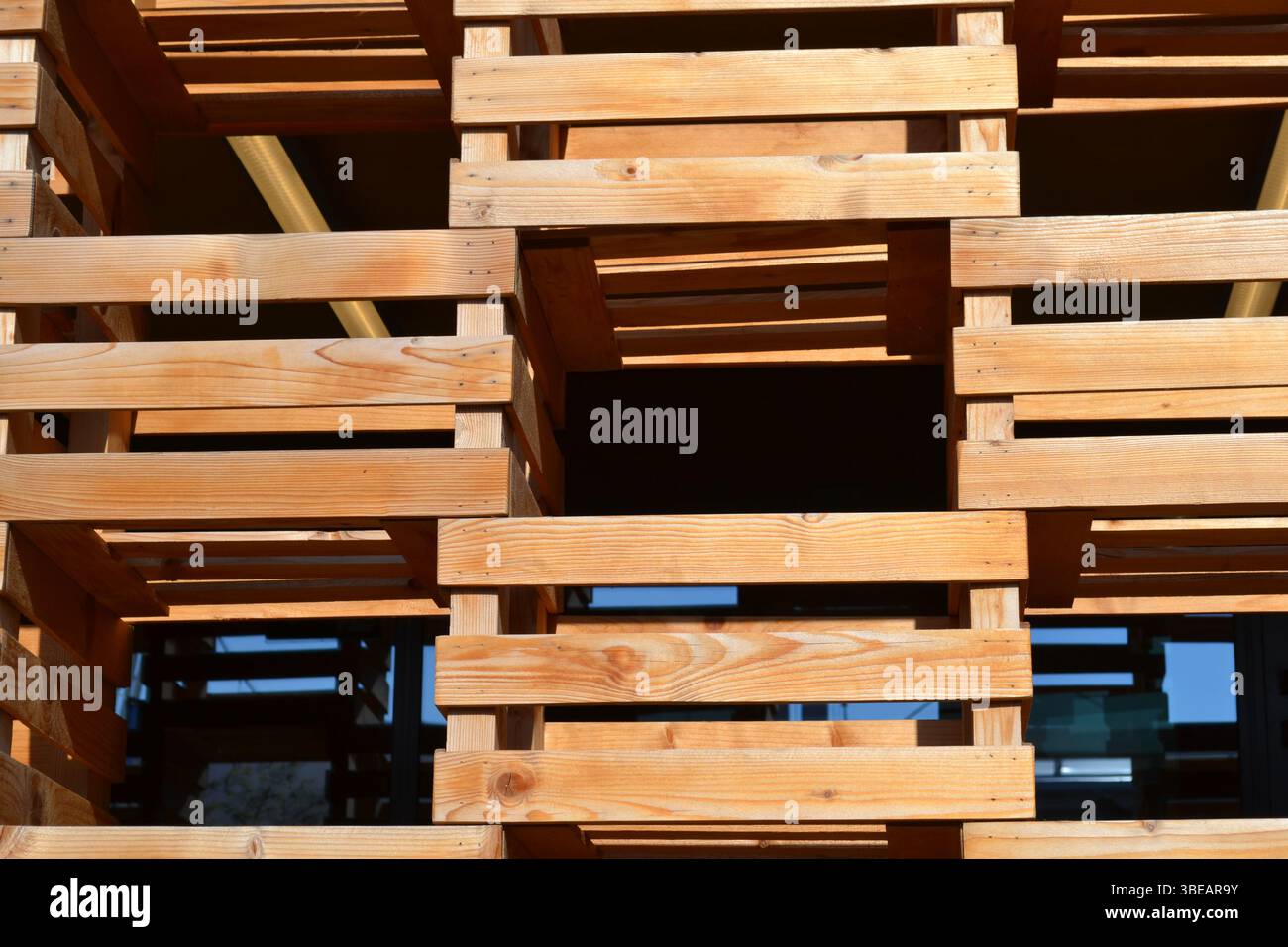 Muro ecologico in legno. Concetto di efficienza energetica. Casse di mele riciclate. Moderna vista architettonica del rivestimento dell'edificio. Sistema di isolamento naturale. Foto Stock