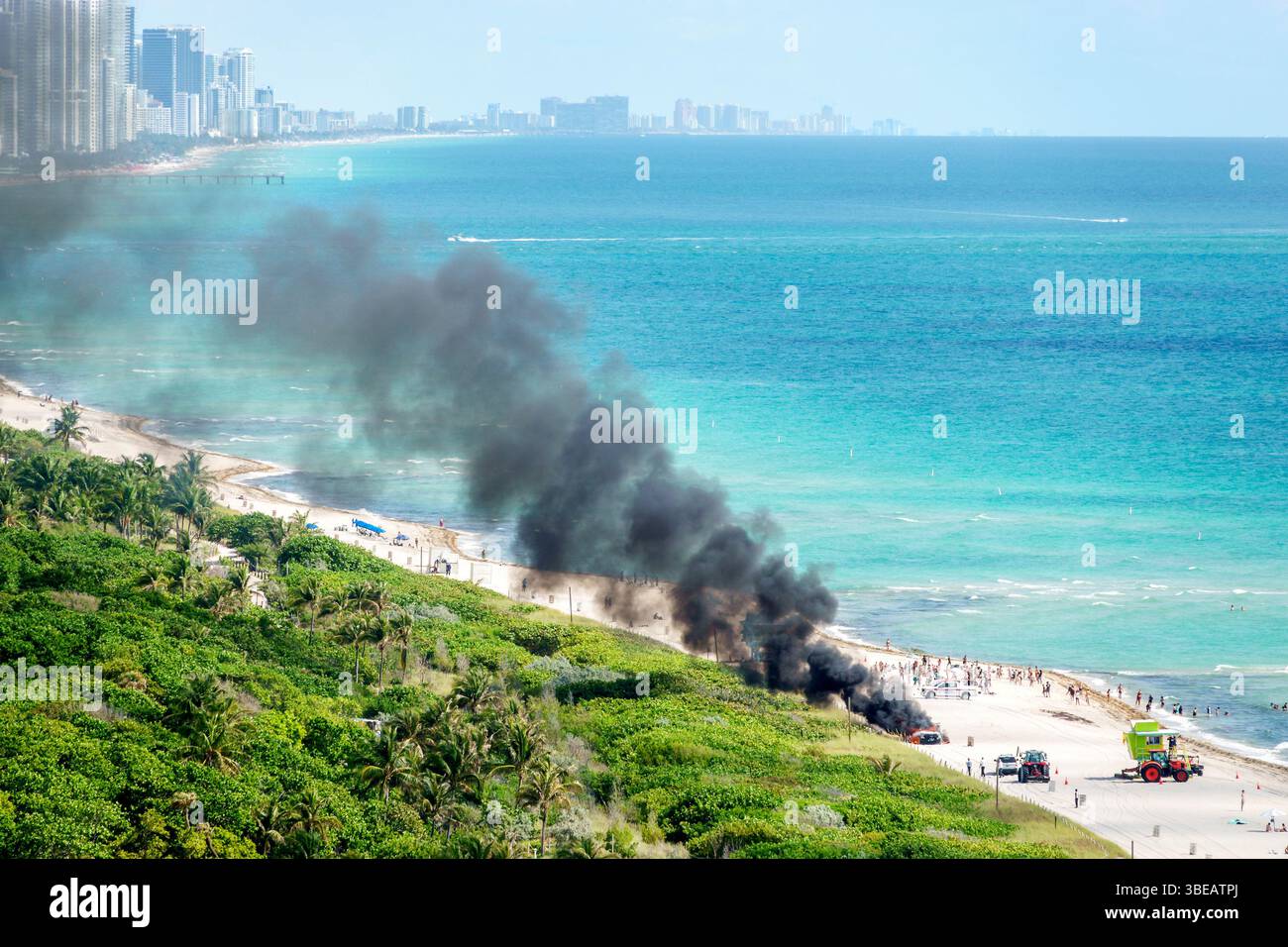 Miami Beach, Florida, North Beach, spiaggia pubblica sull'oceano Atlantico, spiaggia, camioncino, risposta antincendio, fumo nero intenso, fumo crescente Foto Stock