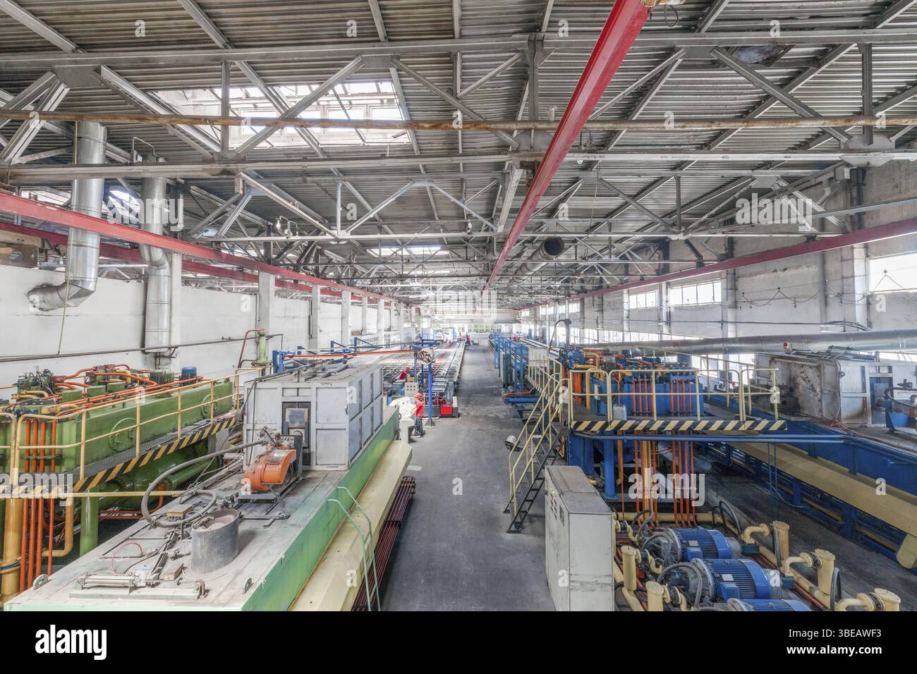 Pressa per estrusione in alluminio. officina per la produzione di profili in alluminio Foto Stock