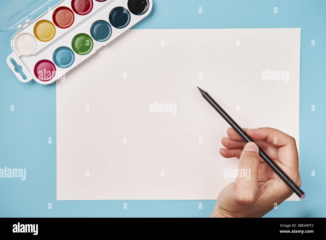 Vista dall'alto della vernice e del pennello. vista dall'alto del tavolo scolastico. classe d'arte. Foto Stock