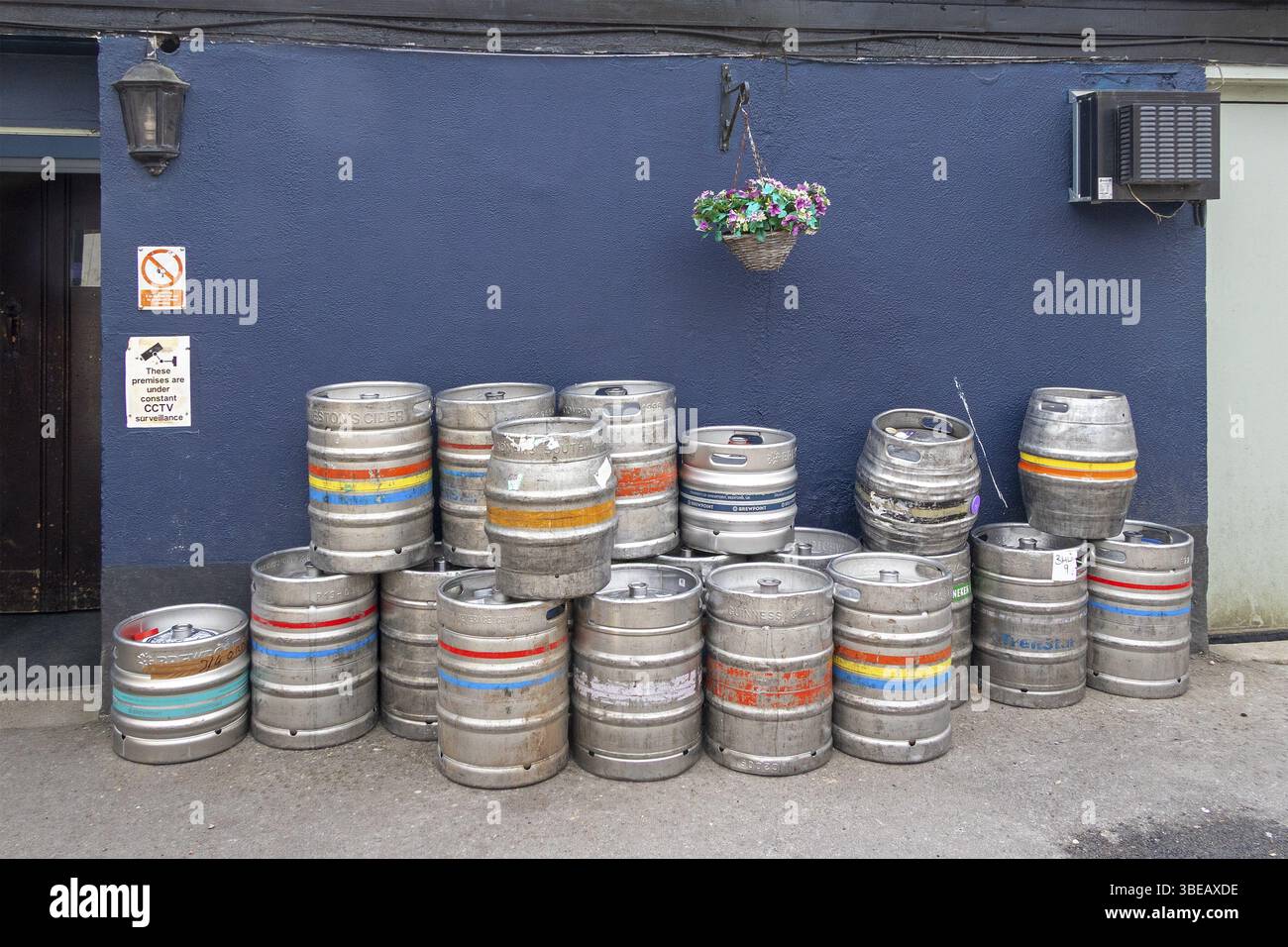 Botti di birra di fronte a un pub, Bourton-on-the-Water, Cotswolds, Gloucestershire, Inghilterra, gran Bretagna Foto Stock
