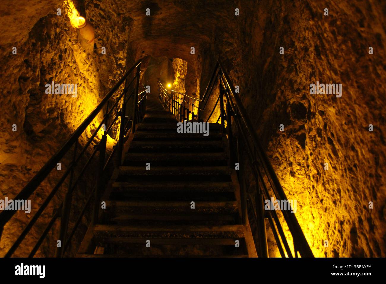 Tunnel di Ezechia nella città di Davide, Gerusalemme — un antico tunnel d'acqua scolpito nell'VIII secolo a.C. per l'accesso difensivo all'acqua. Foto Stock