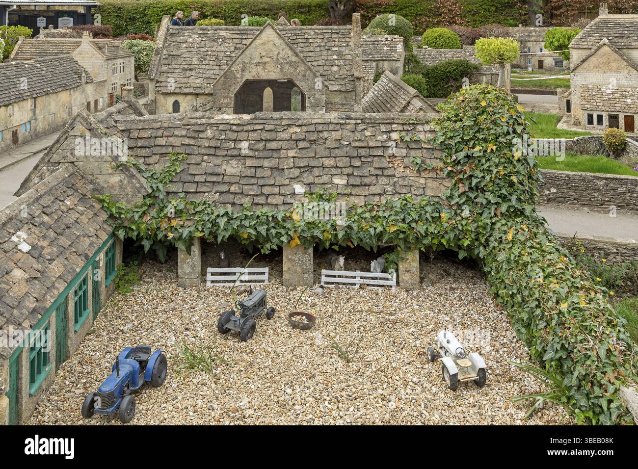 Costruzione, fattoria, villaggio in miniatura, Bourton-on-the-Water, Cotswolds, Gloucestershire, Inghilterra, Gran Bretagna Foto Stock