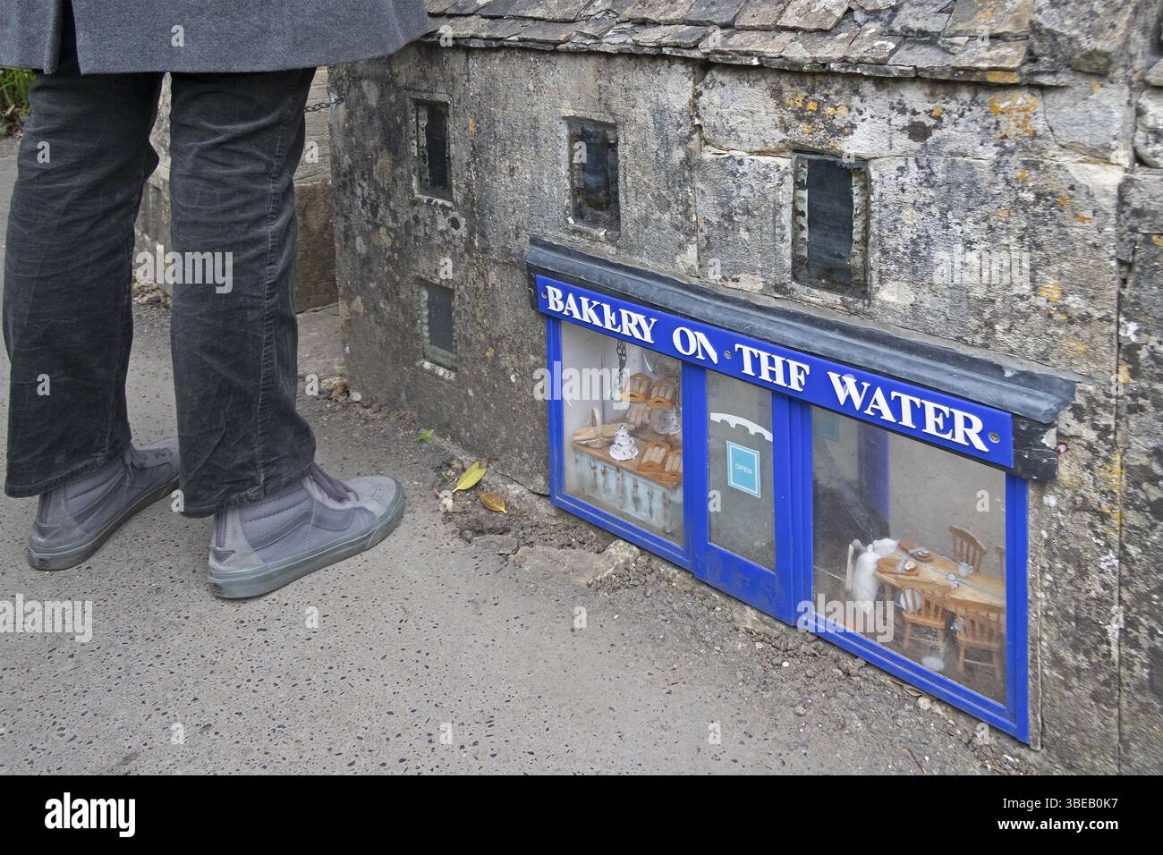 Building, House, Legs, Visitor, Bakery on the Water, miniature Village, Bourton-on-the-Water, Cotswolds, Gloucestershire, Inghilterra, Gran Bretagna Foto Stock