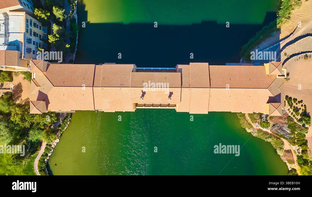 Ponte aereo coperto e tetto mediterraneo sul lago con vista dall'alto dei giardini Foto Stock