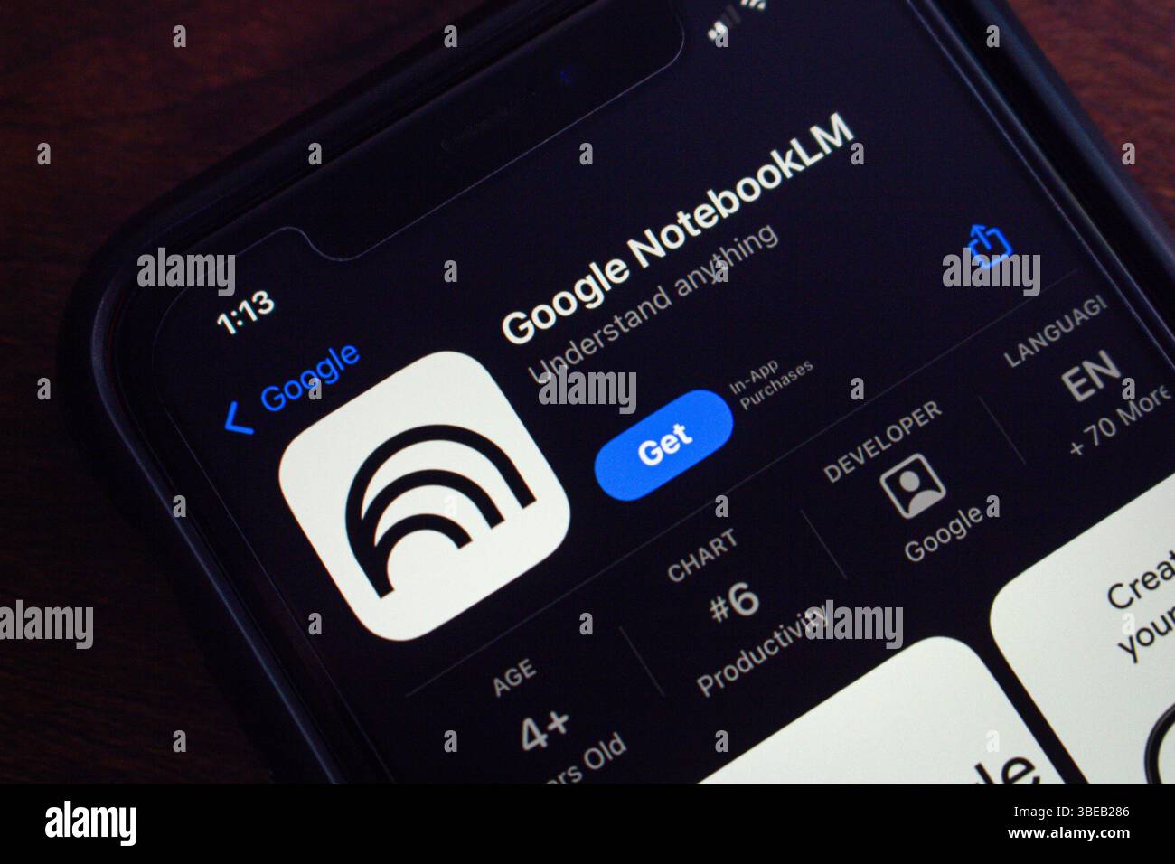 Primo piano della schermata di uno smartphone che mostra l'elenco dell'App Store di Google NotebookLM, evidenziando il logo e i dettagli dell'app. Foto Stock