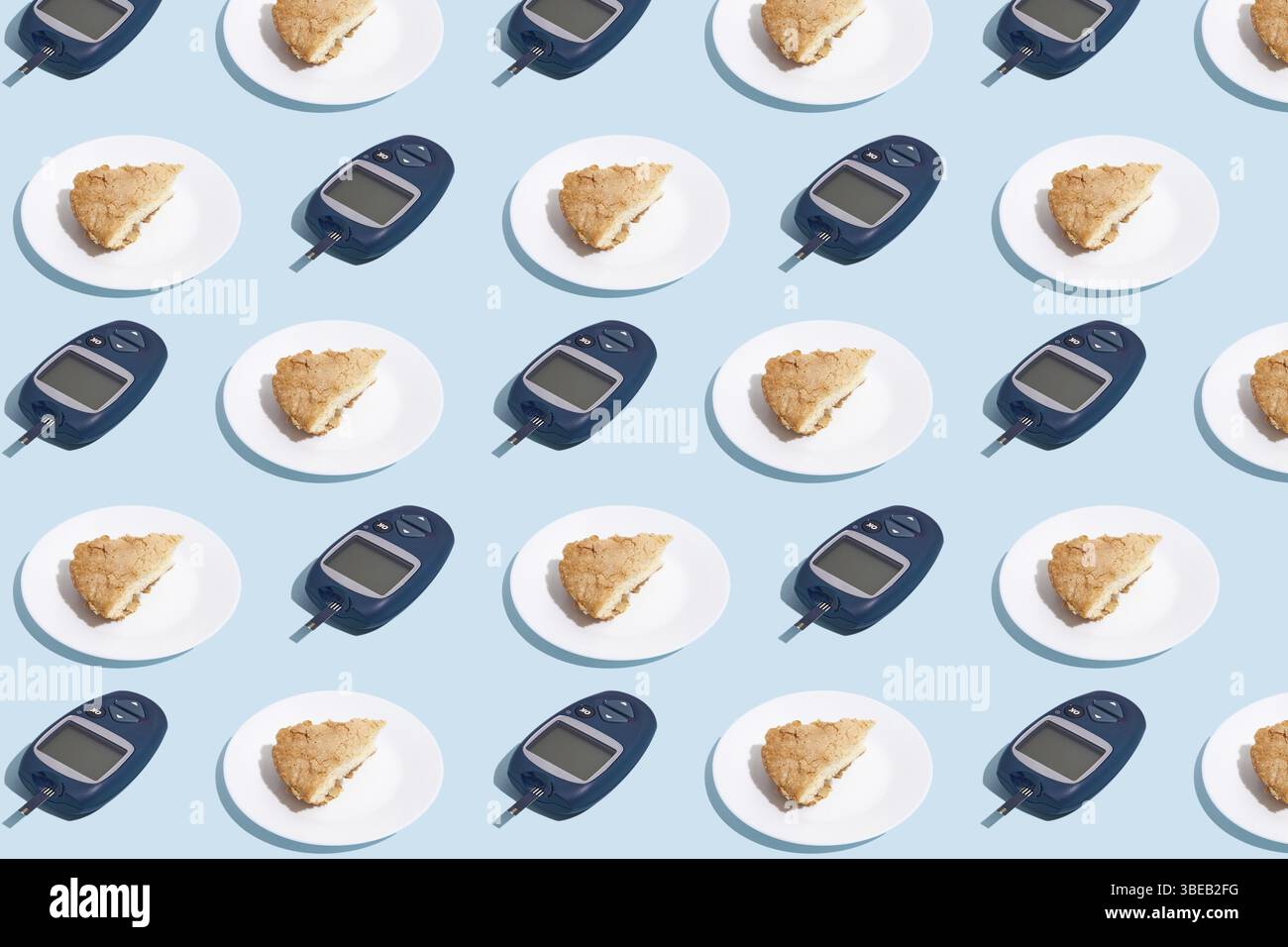 Glucometro e piastra con torta su sfondo blu con concetto di sindrome metabolica ombrosa. Foto Stock