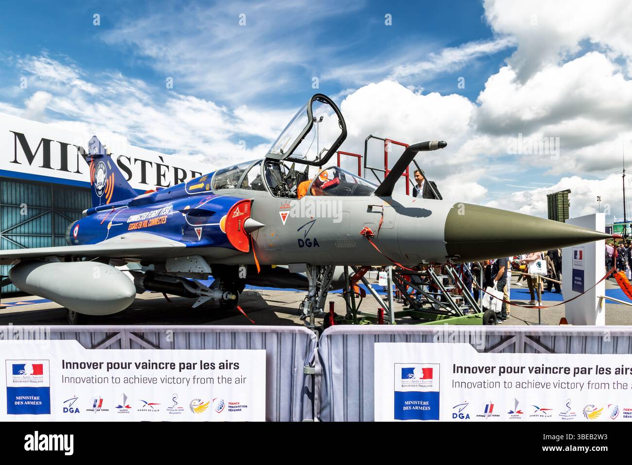 Caccia multiruolo Dassault Mirage 2000 utilizzato per i voli di prova (DGA) in esposizione statica al Paris Air Show. Francia - 20 giugno 2019 Foto Stock