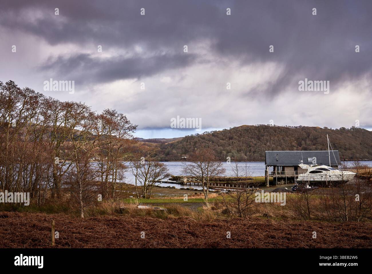 Sotto i cieli pesanti, l'incrociatore a motore è disposto in attesa di un tempo migliore, Highlands, Scozia Foto Stock