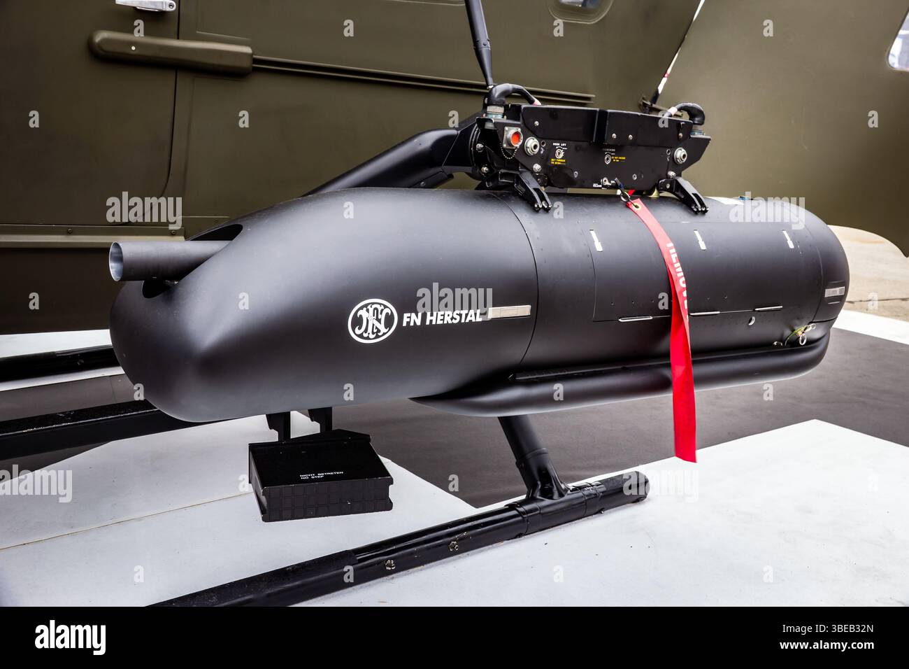 FN Herstal .50cal mitragliatrice su un elicottero Airbus H145M al Paris Air Show. Francia - 18 giugno 2015 Foto Stock