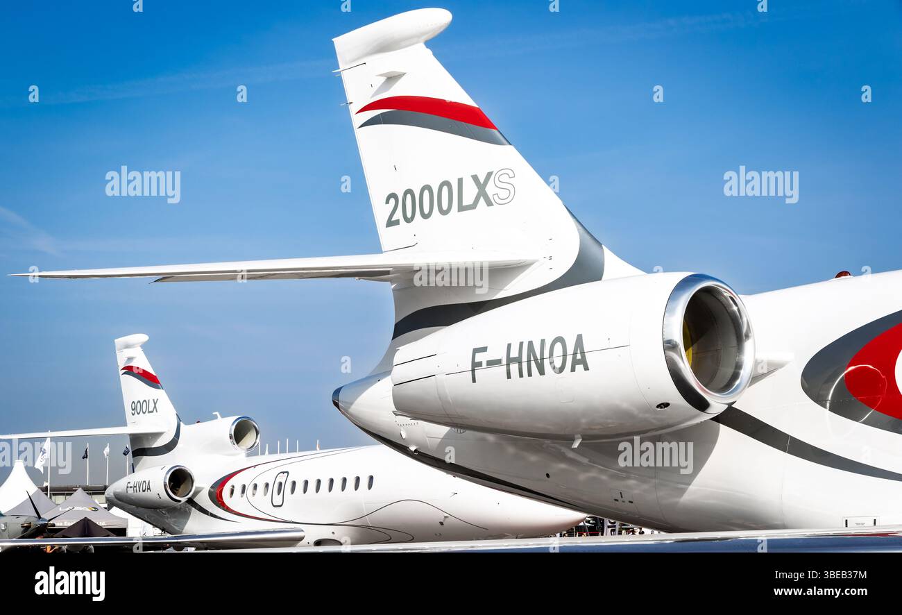 I business jet Dassault Falcon 2000LXS e Dassault Falcon 900LX sono in mostra al Paris Air Show. Francia - 22 giugno 2017 Foto Stock