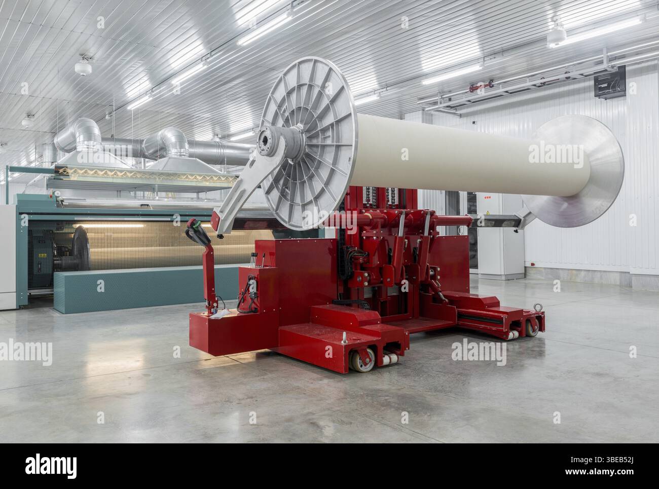 La macchina idraulica di sollevamento solleva bobine di grandi dimensioni. filatoio e filatoio Foto Stock