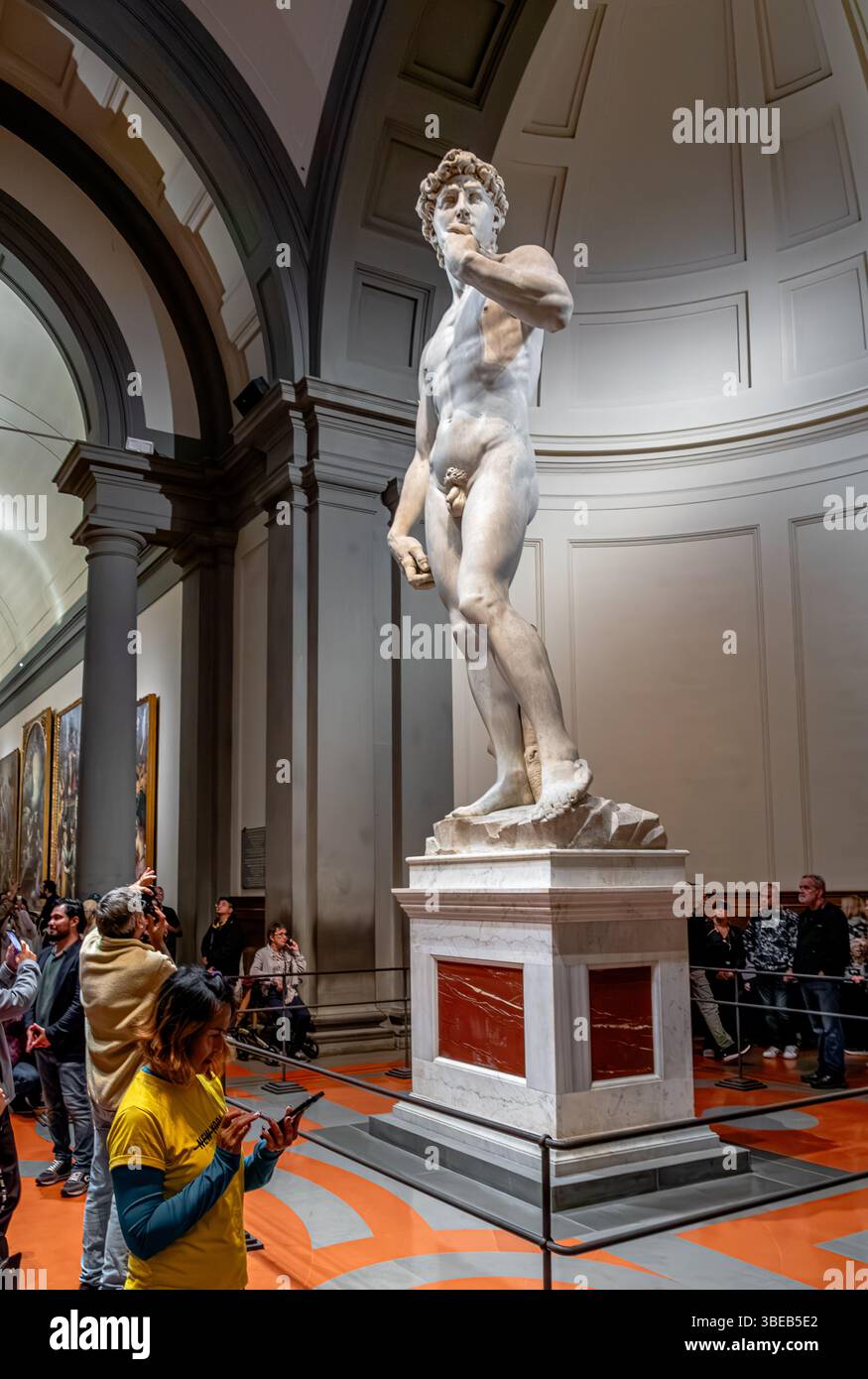 Folle di persone che guardano il David di Michelangelo, una scultura in marmo esposta alla Galleria dell'Accademia di Firenze, Firenze, Italia Foto Stock