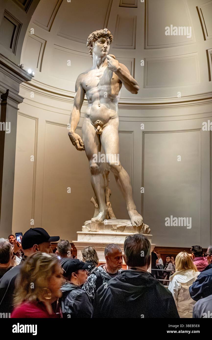 Folle di persone che guardano il David di Michelangelo, una scultura in marmo esposta alla Galleria dell'Accademia di Firenze, Firenze, Italia Foto Stock
