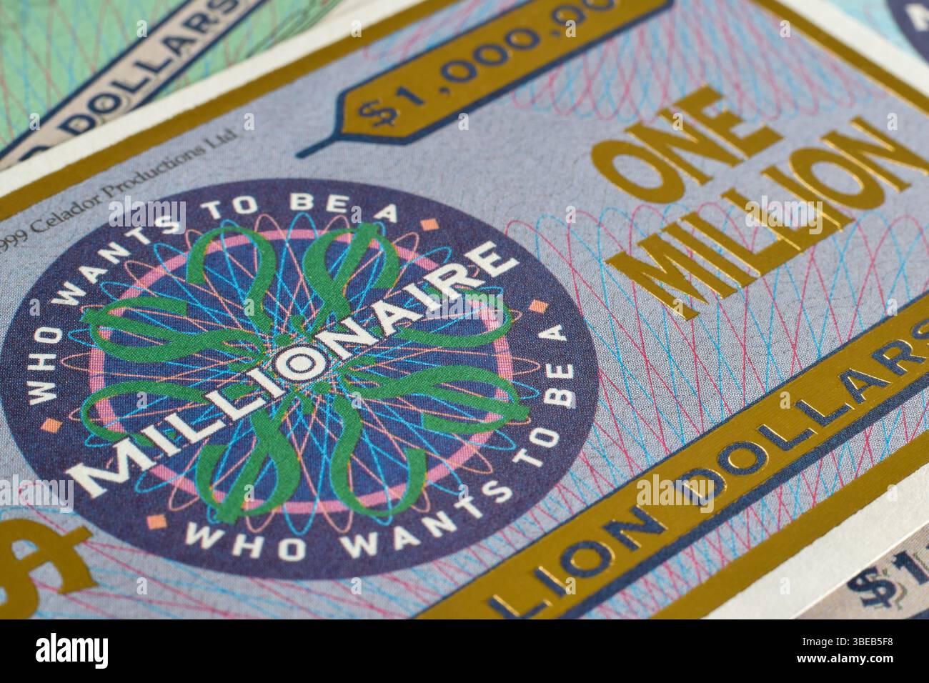 15 settembre 2024 - Newmarket, Ontario, Canada: Primo piano di un milione di dollari dal gioco da tavolo Who Wants to be a Millionaire Foto Stock