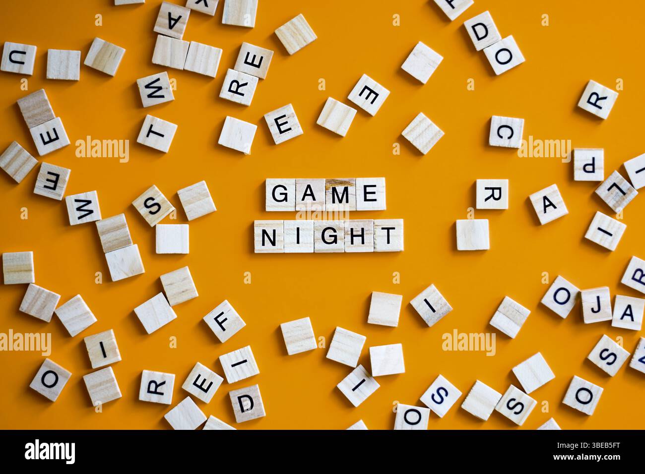 Gioco da tavolo con tessere su sfondo arancione con parole Game Night Foto Stock