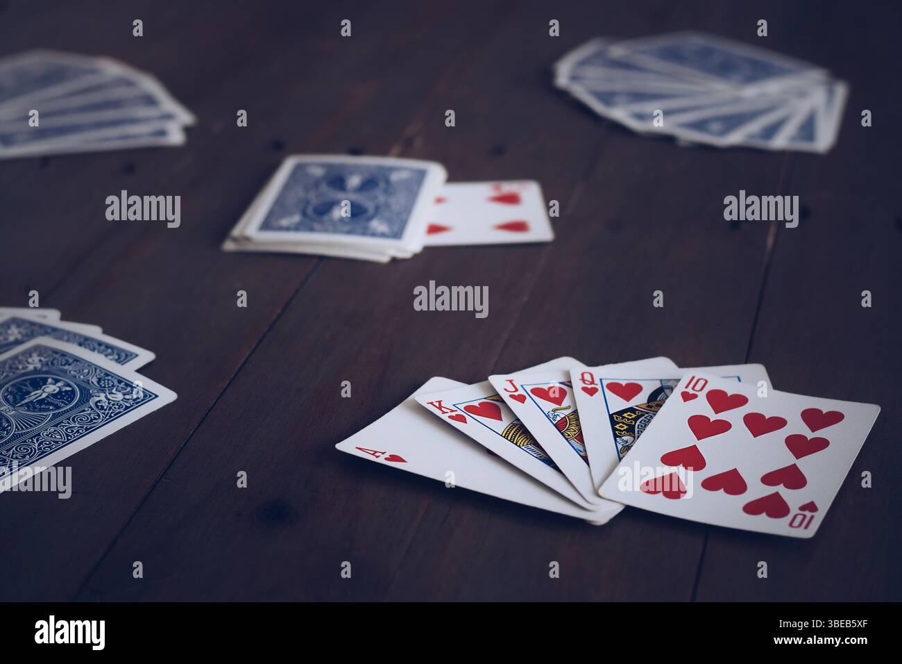 Gioco di carte su un tavolo di legno Foto Stock