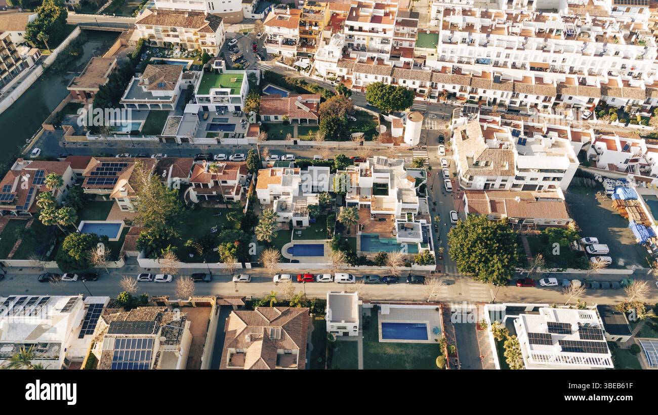 Prospettiva aerea di un vivace quartiere residenziale con case moderne, piscine e strade a la Cala de Mijas, Malaga, Spagna. Foto Stock