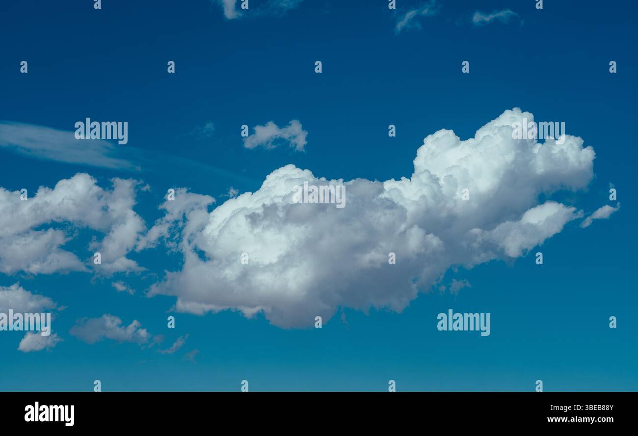 Nuvole sul cielo blu il giorno d'estate Foto Stock
