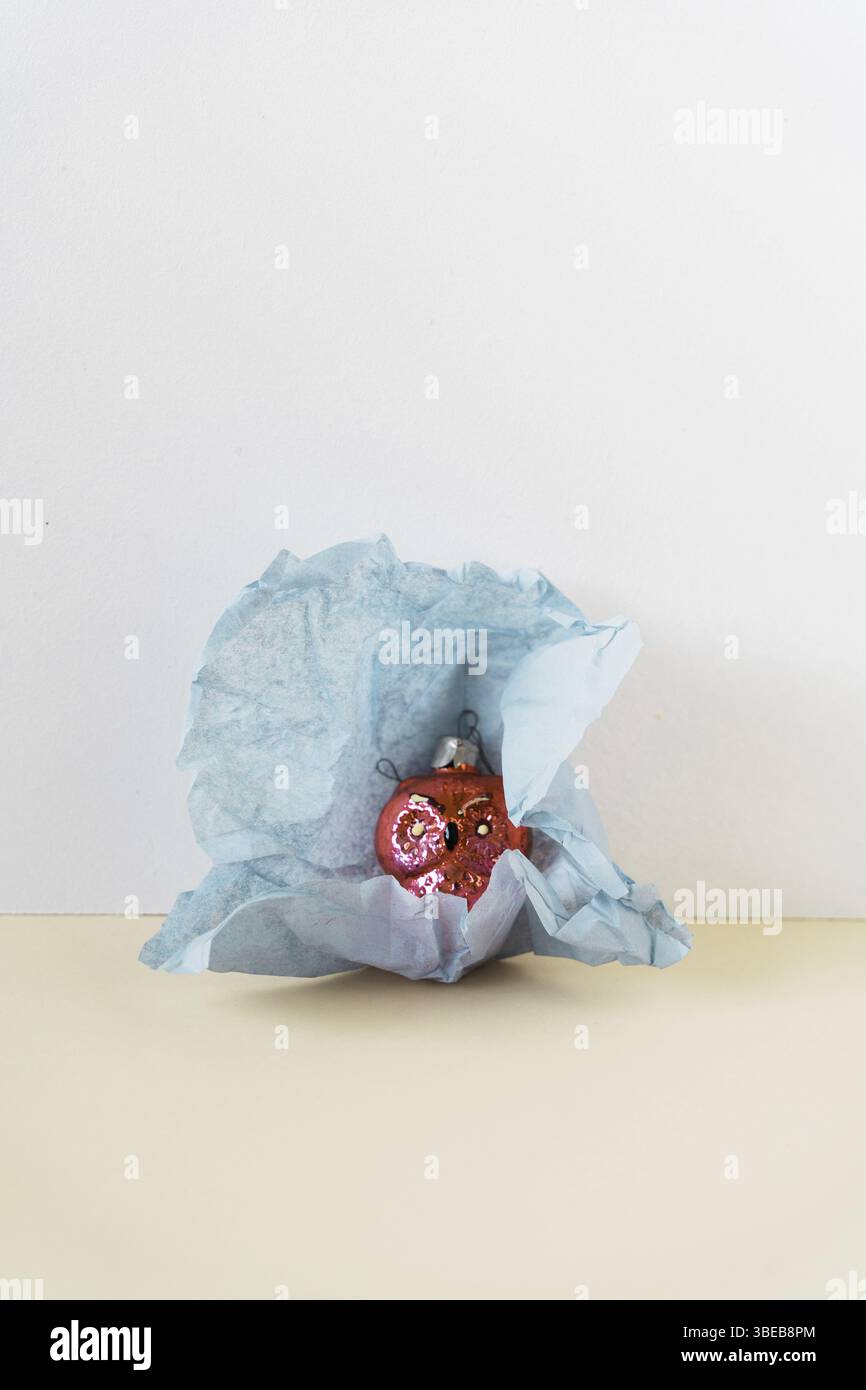 Vista dall'alto, baule vintage retrò in confezione di carta su sfondo Set Sail Champagne. Natale dell'URSS. Foto Stock