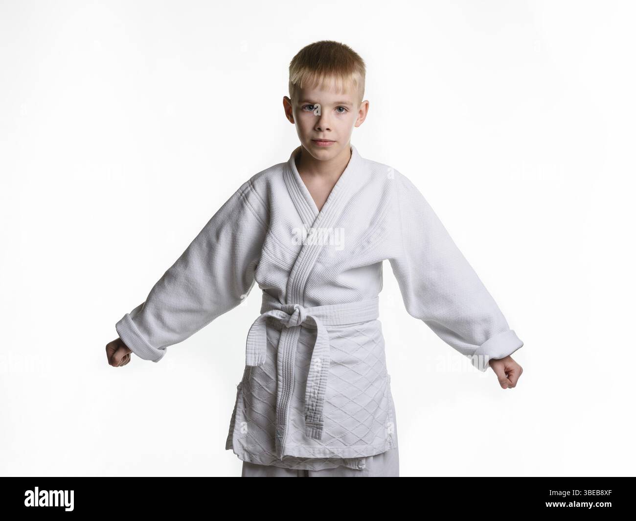 Ritratto di un ragazzo atleta in un mastice bianco, con braccia divorziate Foto Stock