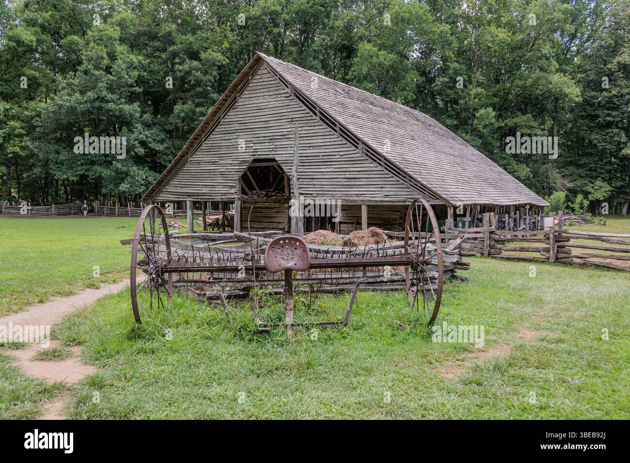 Edifici storici in legno presso l'Oconaluftee Visitor Center presso il Great Smoky Mountains National Park vicino a Cherokee, North Carolina, Stati Uniti Foto Stock