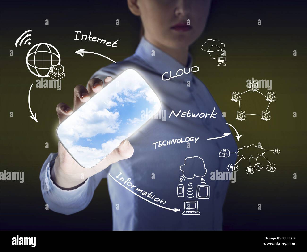 Vista ravvicinata di una donna d'affari che mostra lo smartphone come strumento per le aziende Foto Stock