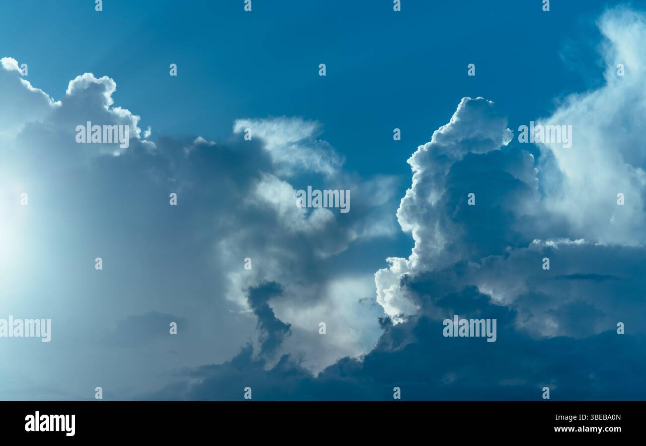 Cielo estivo con nuvole astratte Foto Stock