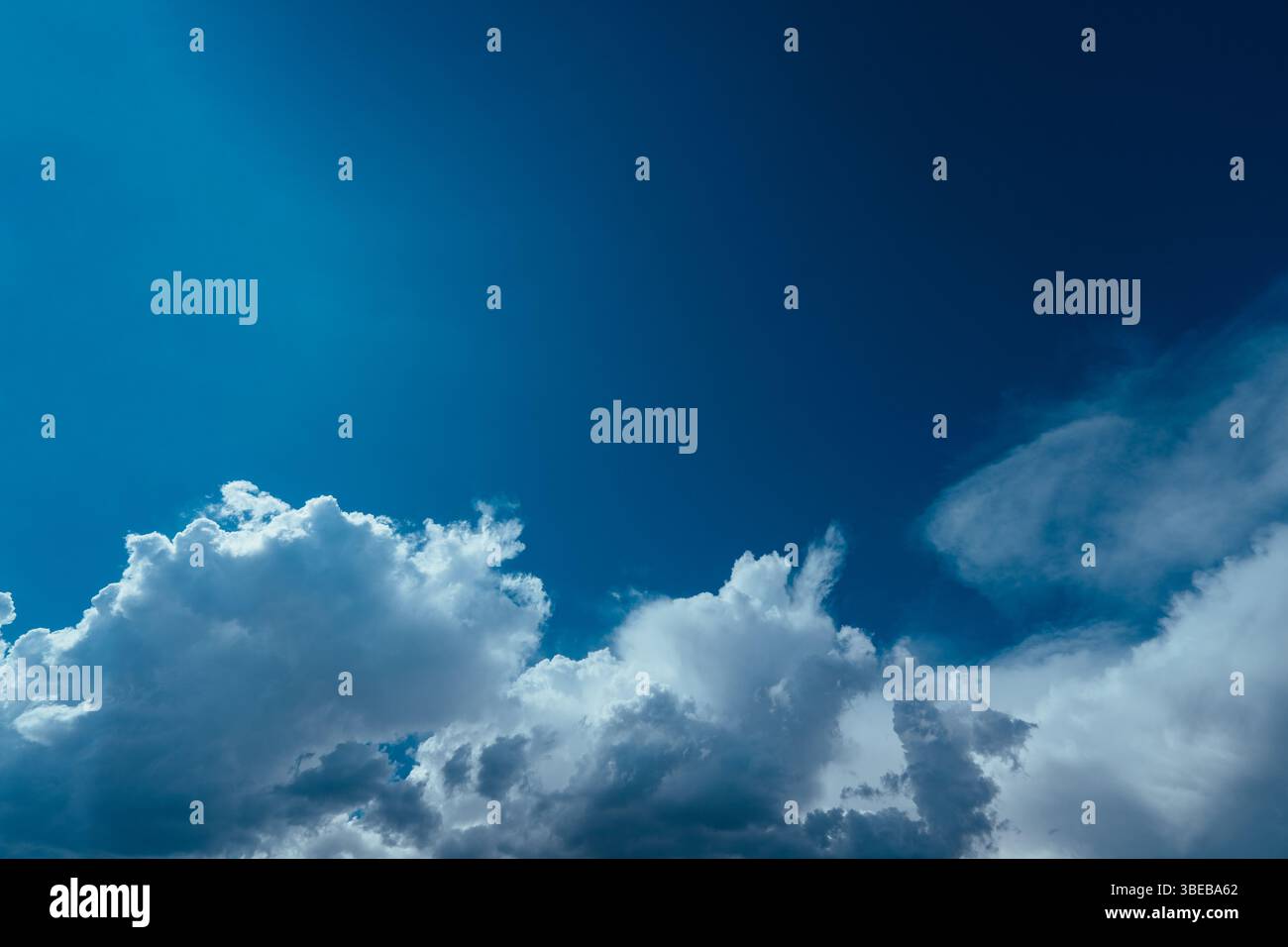 Cielo estivo con nuvole astratte Foto Stock