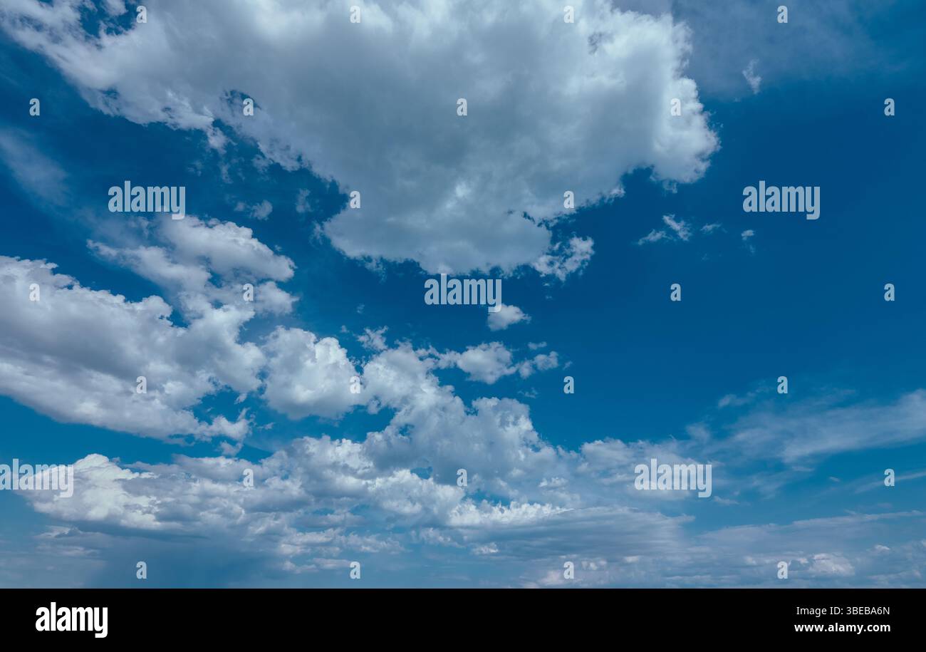 Cielo estivo con nuvole astratte Foto Stock
