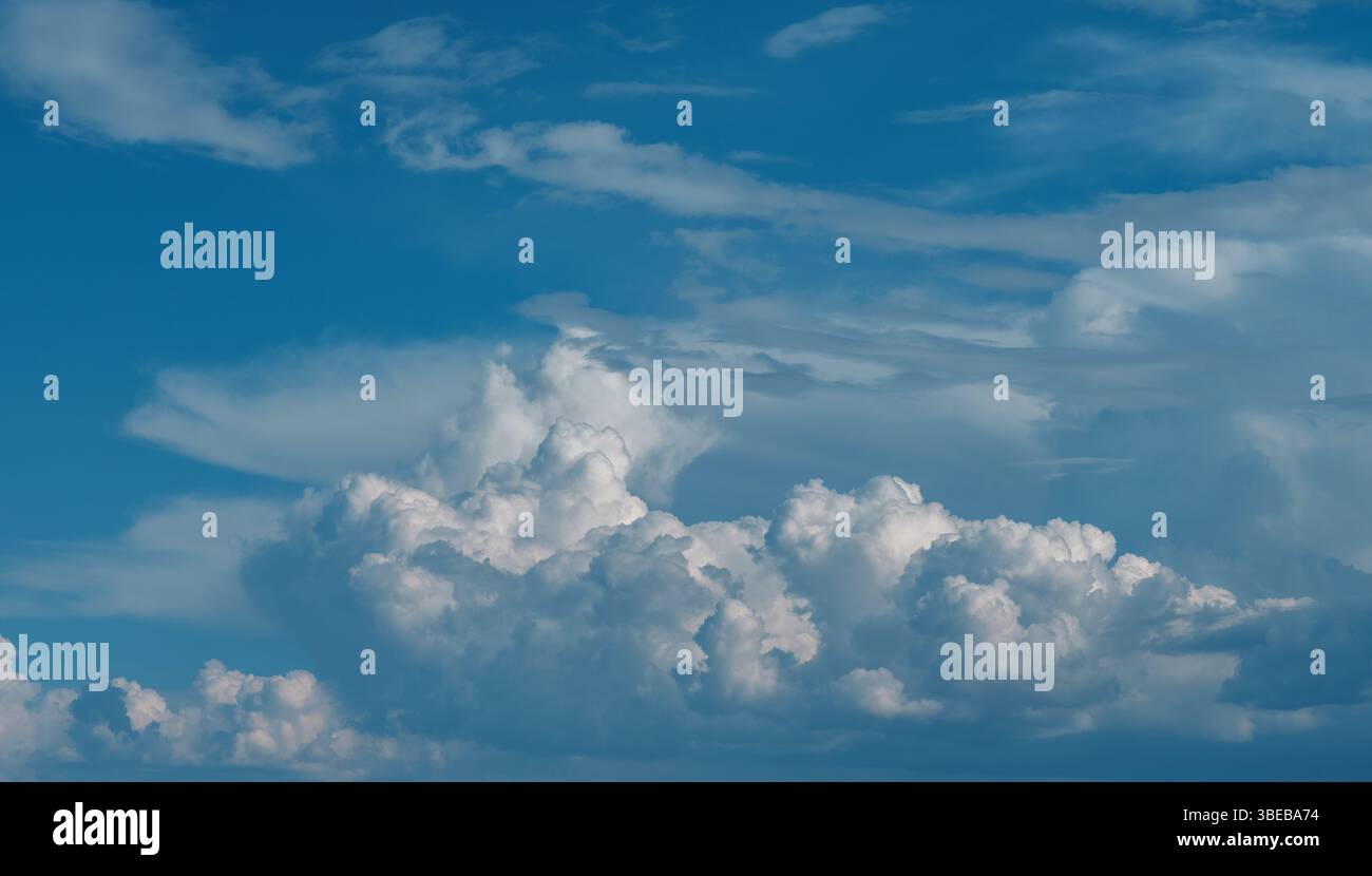 Cielo estivo con nuvole astratte Foto Stock