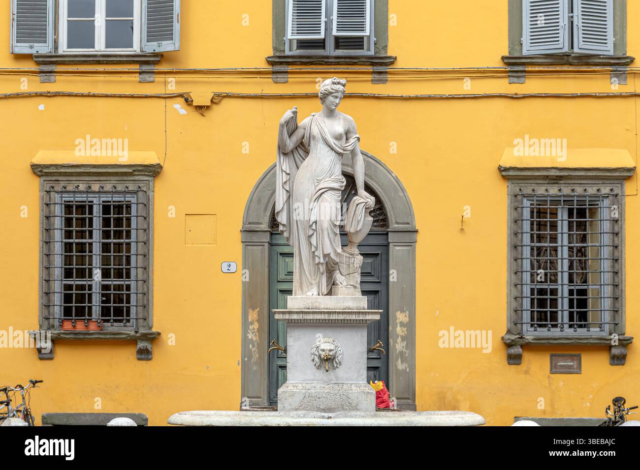 Fontana della Pupporona , conosciuta localmente come la Pupporona , una fontana d'acqua di una ninfa , situata in Piazza del Salvatore , Lucca, Italia Foto Stock