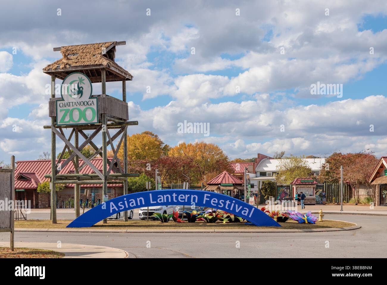 Segui le indicazioni per l'Asian Lantern Festival vicino all'ingresso dello zoo di Chattanooga a Chattanooga, Tennessee, Stati Uniti Foto Stock