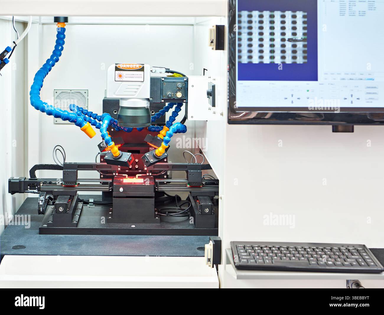 Macchina laser per rifilare i circuiti integrati delle resistenze Foto Stock