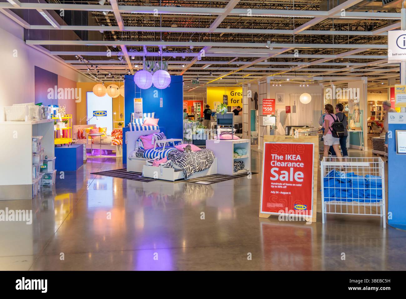 Sign informa i clienti di una vendita in liquidazione vicino all'ingresso del negozio IKEA di Memphis, Tennessee Foto Stock Sign informa i clienti di una vendita in liquidazione vicino all'ingresso del negozio IKEA di Memphis, Tennessee Foto Stock
