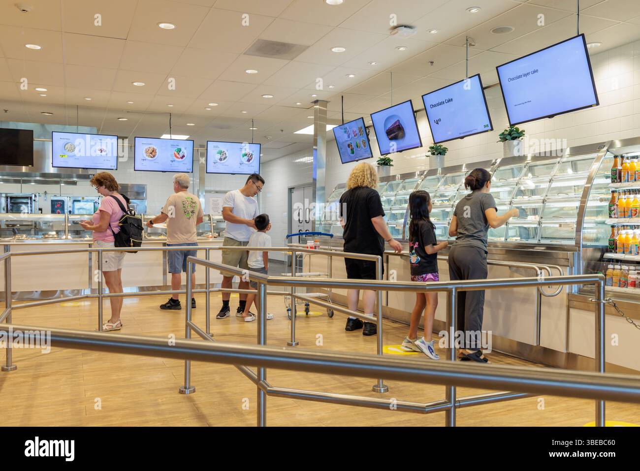 Clienti in fila per acquistare cibo presso il ristorante in stile caffetteria all'interno del negozio IKEA di Memphis, Tennessee Foto Stock Clienti in fila per acquistare cibo presso il ristorante in stile caffetteria all'interno del negozio IKEA di Memphis, Tennessee Foto Stock