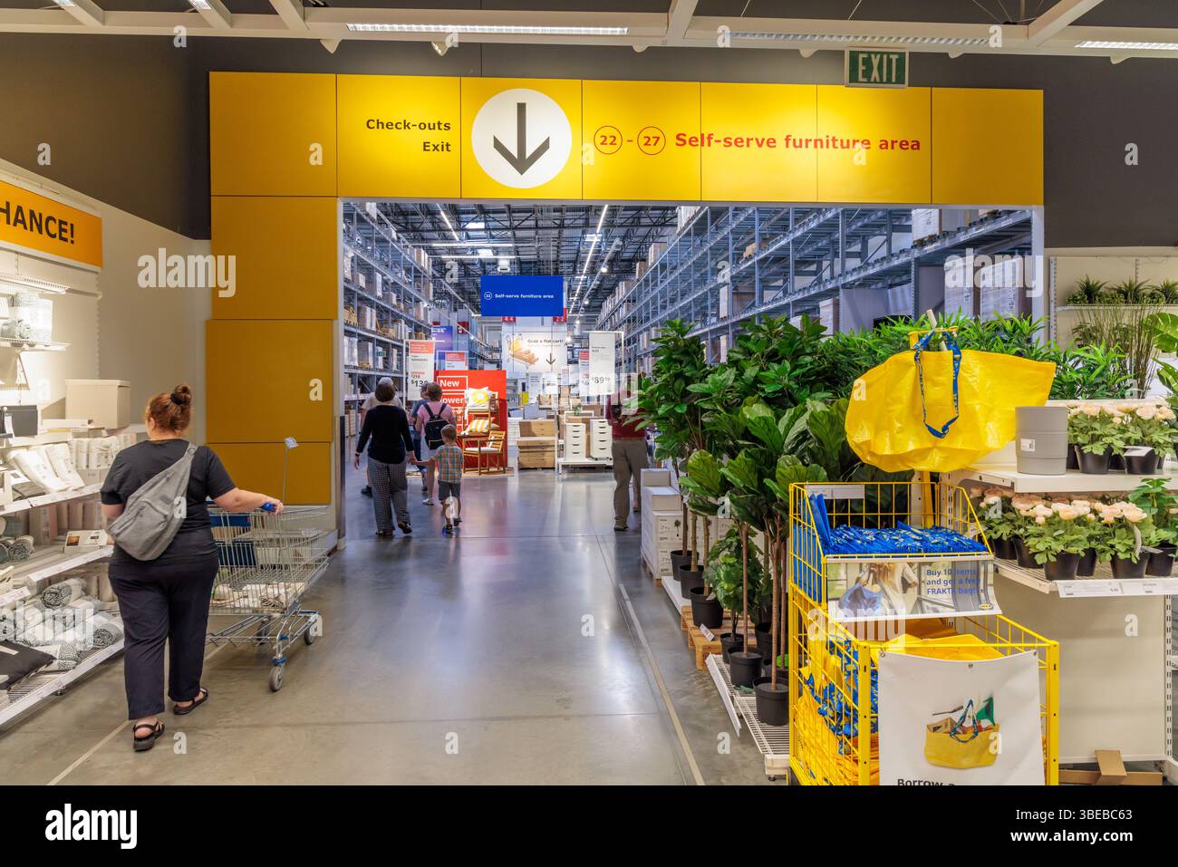 Il cartello indirizza i clienti verso l'area dei mobili self-service e del check-out vicino all'uscita del negozio IKEA di Memphis, Tennessee Foto Stock Il cartello indirizza i clienti verso l'area dei mobili self-service e del check-out vicino all'uscita del negozio IKEA di Memphis, Tennessee Foto Stock